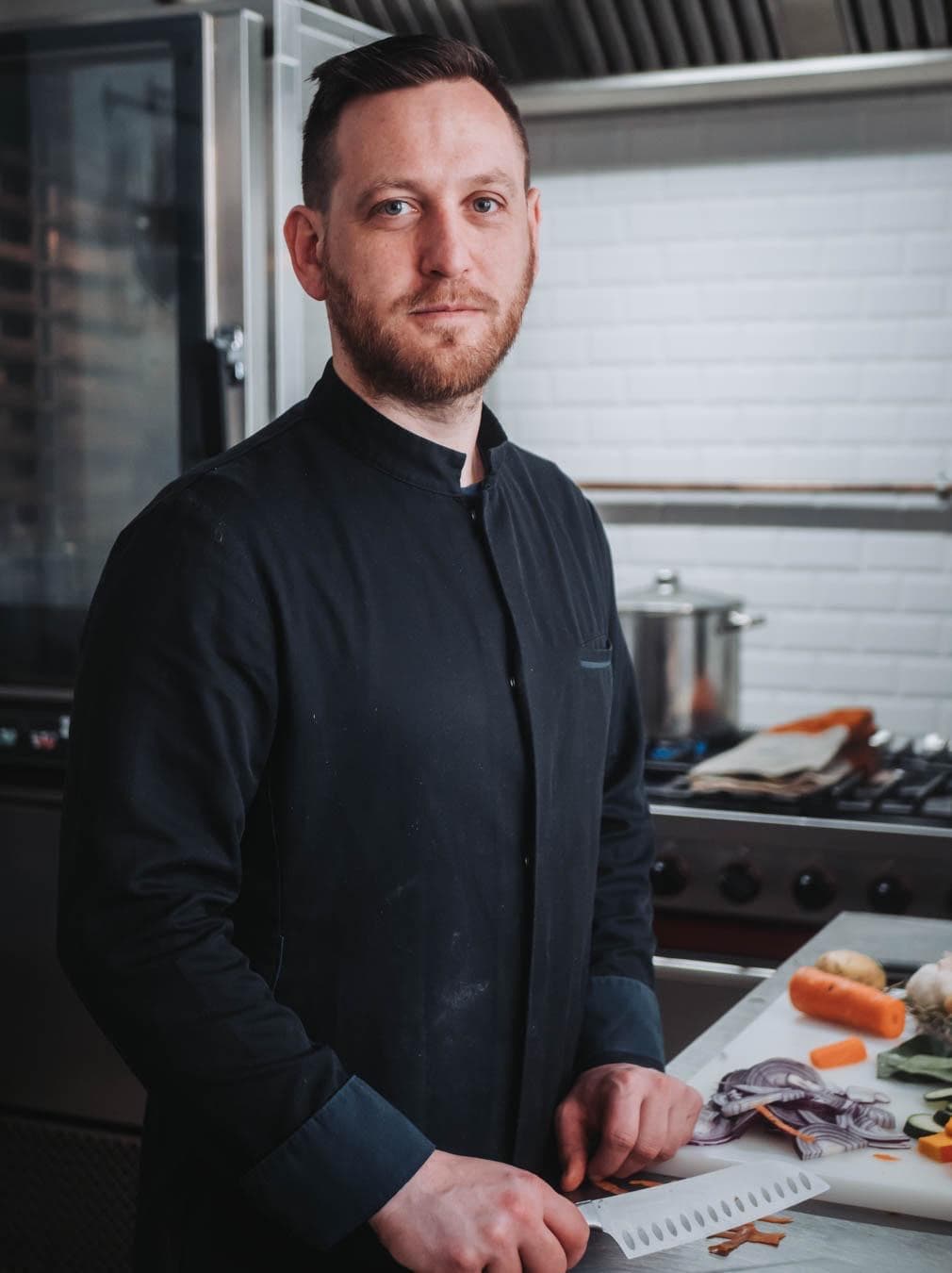 Alex, spécialiste en rôtisserie, formé par un maître rôtisseur de la Bresse